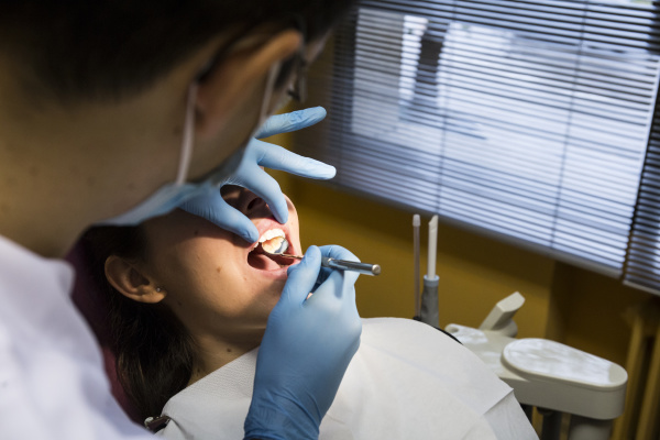 nahaufnahme der untersuchenden frau des zahnarztes