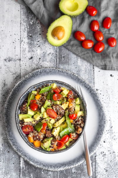 Quinoa Salat mit Avocado Tomaten und Zuckererbsen - Stockfoto ...