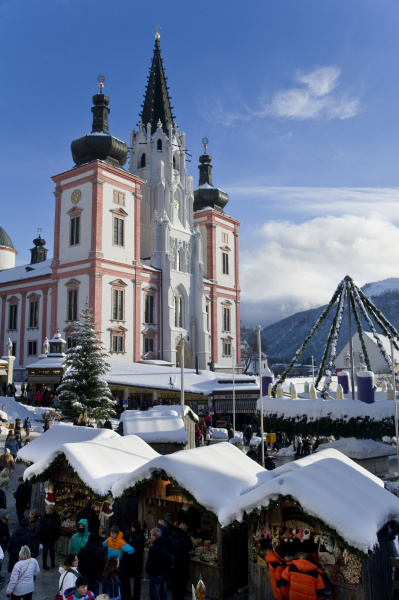 weihnachtsmarkt vor der basilika am hauptplatz