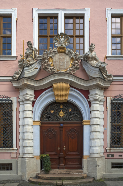 barockes eingangsportal der ehemaligen boerse 1706