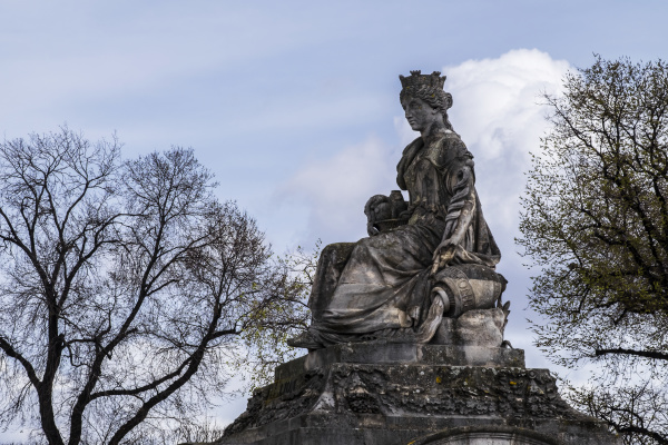eine statue die 1836 auf dem