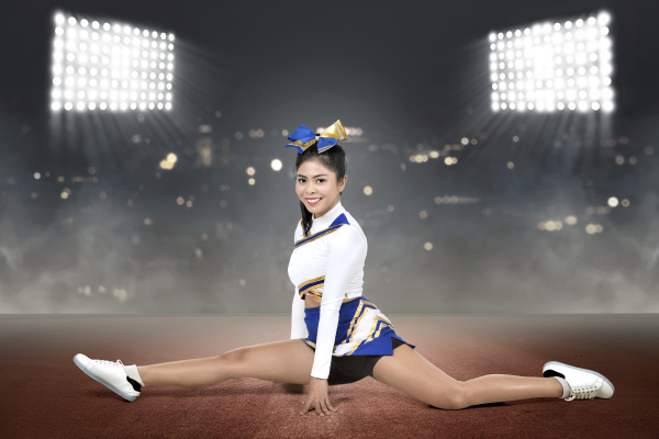 Schöne Asiatische Cheerleaderin Die Splits Macht Lizenzfreies Bild 25688005 Bildagentur