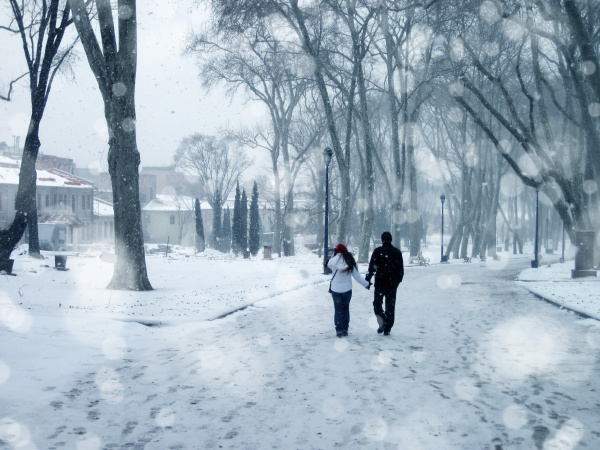 paar zu fuss im winter