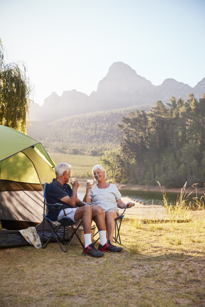 seniorenpaar und campingurlaub am see