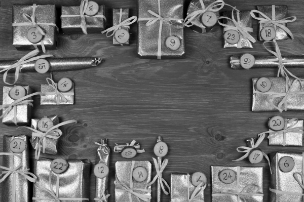 rahmen des adventskalenders mit 24 silbernen