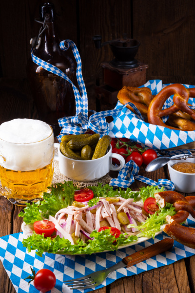 leckerer bayrischer wurstsalat mit zwiebeln und gurken - Stockfoto ...