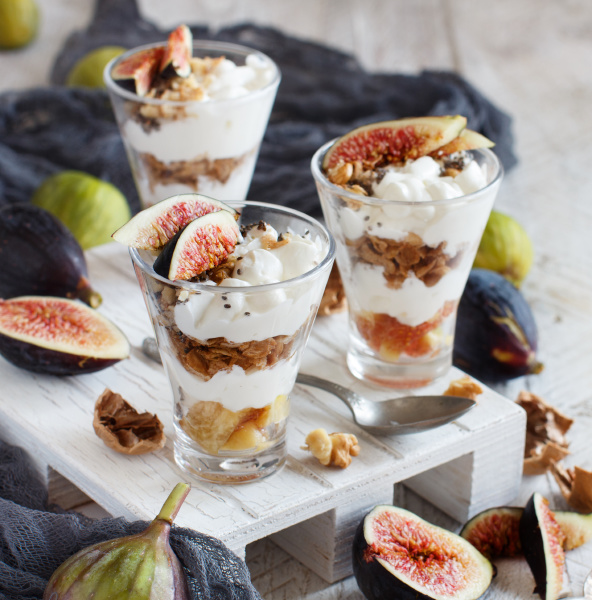 griechischer joghurt mit feigen und müsli - Stockfoto #25825710 ...