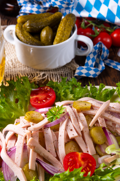 leckerer bayerischer Wurstsalat mit Zwiebeln und Gurken - Lizenzfreies ...