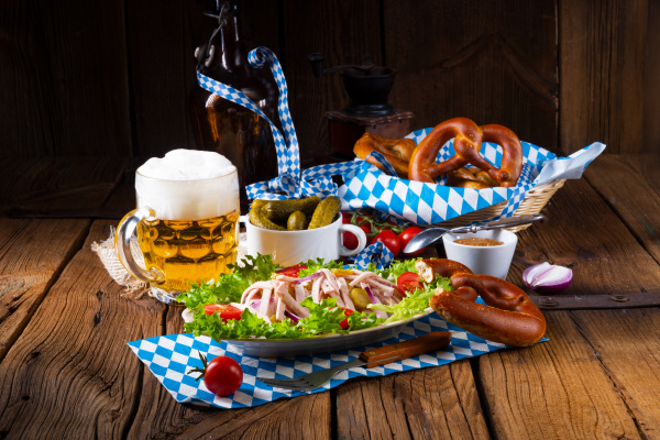 leckerer bayerischer Wurstsalat mit Zwiebeln und Gurken - Stockfoto ...