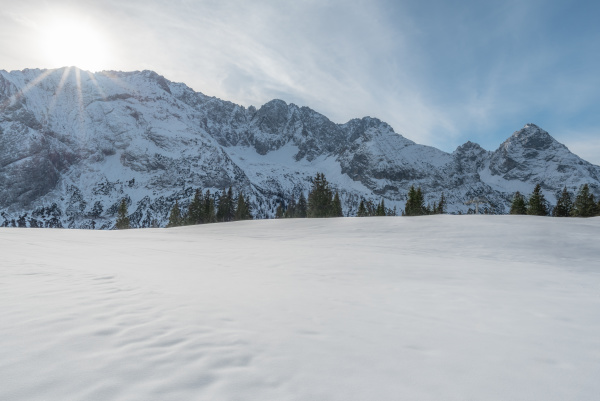 OEsterreichische alpen mit schnee und sonnenschein