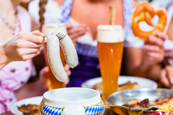 maedchen im bayerischen restaurant das fruehstueckt