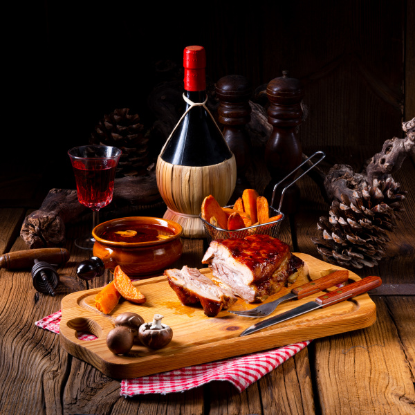 würziges gebratenes Fleisch mit Pilzsauce im Ofen - Stock Photo ...