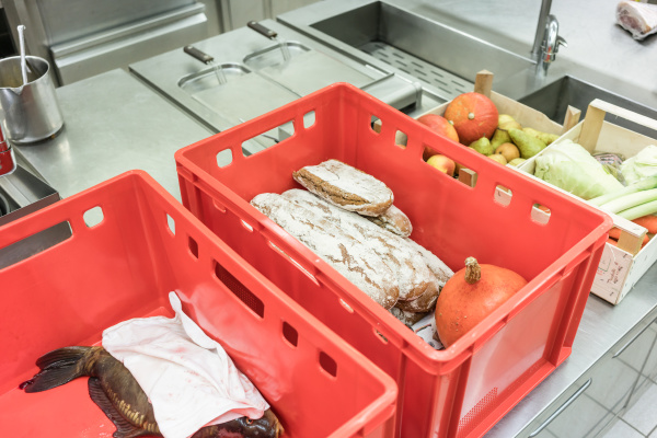 lieferboxen mit frischen lebensmitteln die im