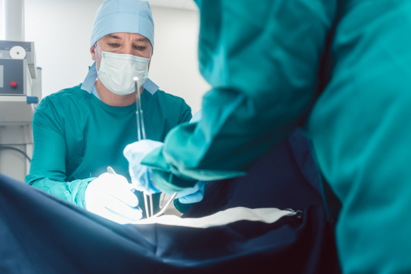 aerzte und chirurgen operieren patient im
