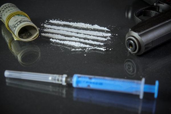 kokain geld loeffel und einwegspritze auf