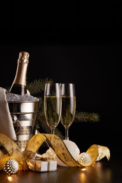 champagner und weihnachts und neujahrsdekorationen