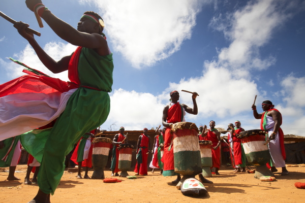 traditioneller burundischer tanz mit typischen trommeln