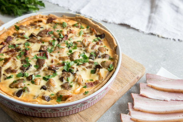 Hausgemachte Quiche Lorraine mit Huhn Pilzen Käse und - Stockfoto ...