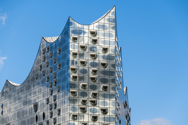 glasfassade des konzertsaals elbphilharmonie an der