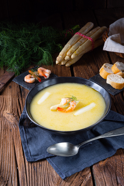 Super leckere Spargelsuppe mit Krabben und Kapern. - Stockfoto ...