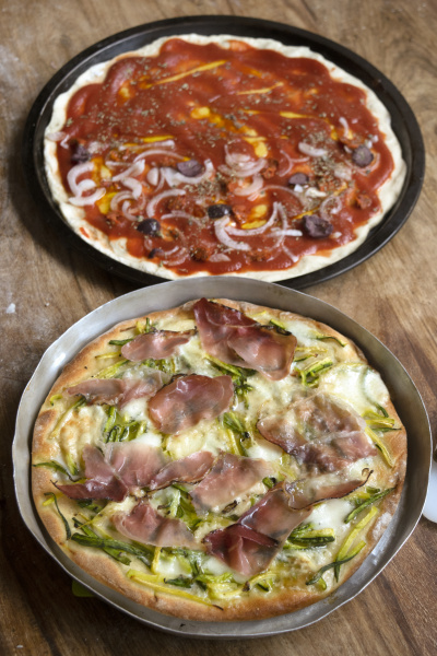 hausgemachte Pizza mit Zucchini und Parmaschinken - Stockfoto ...