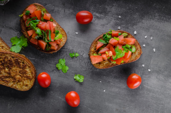 Französischer Knoblauchtoast mit Gemüsesalat - Lizenzfreies Bild ...