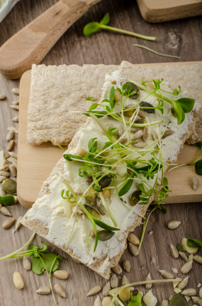 Gesundes Frühstück Knäckebrot mit Bio-Frischkäse - Stock Photo ...