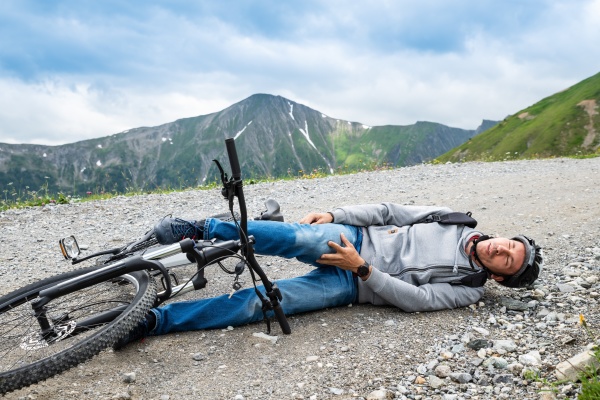 mann nach unfall auf mountainbike