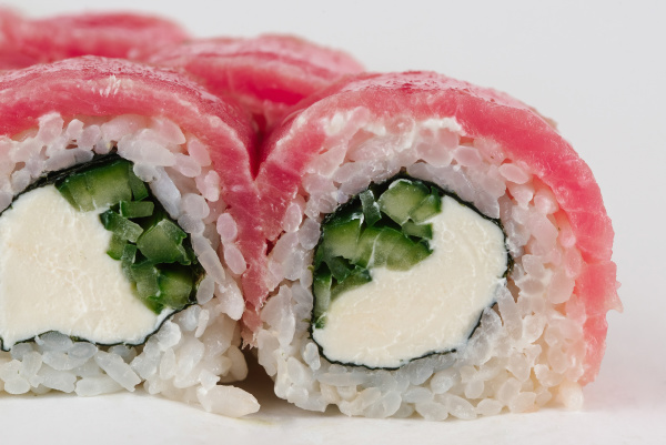sushi mit rohem fisch und frischkaese