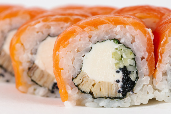 sushi mit lachs und frischkaese