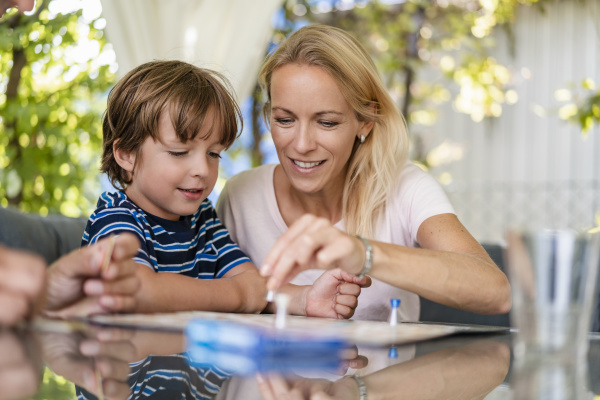 Mutter Und Sohn Beim Brettspiel Auf Der Terrasse Stock Photo