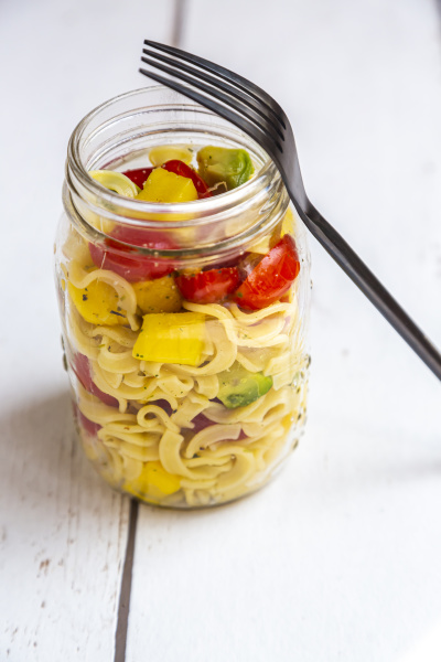 Glas Nudelsalat mit Mango Avocado und Kirschtomaten - Stock Photo ...