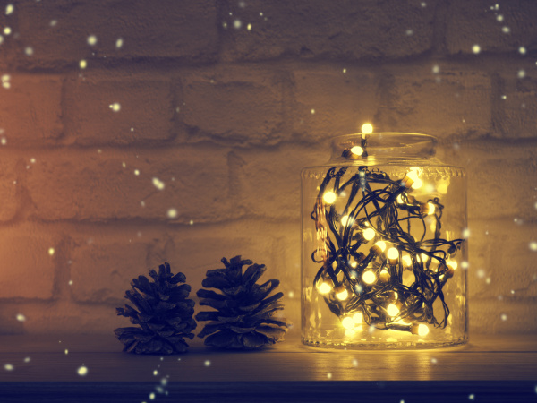 weihnachtsbeleuchtung in einem glas auf einem