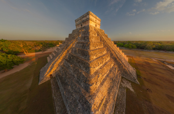 luftaufnahme der el castillo maya pyramiden