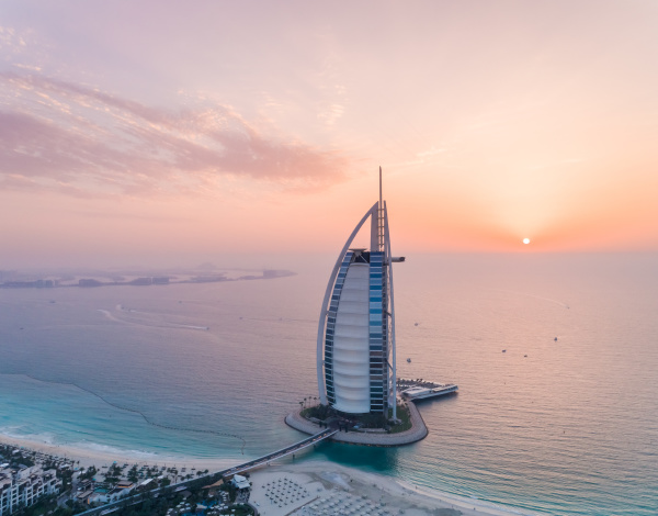 luftaufnahme des luxurioesen burj al arab