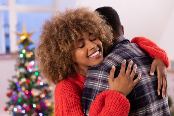 millennial erwachsene freunde die weihnachten gemeinsam