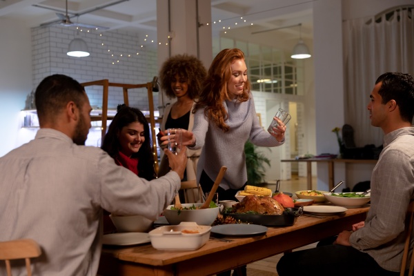 millennial erwachsene freunde feiern thanksgiving zusammen