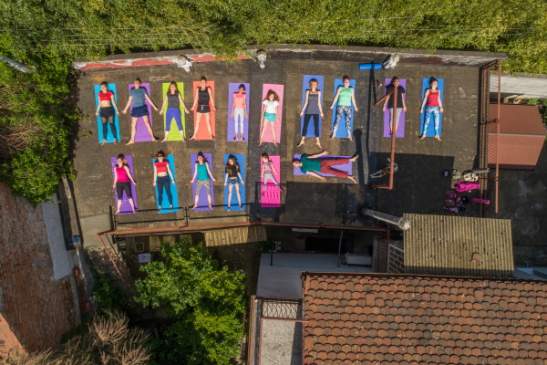 luftaufnahme von menschen die yoga auf