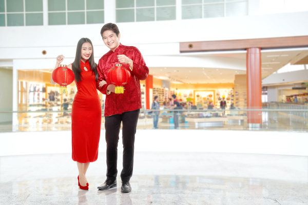 asiatisches chinesisches paar im cheongsam kleid