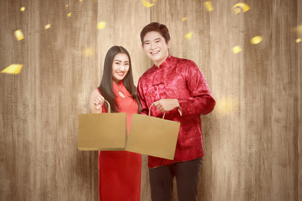 asiatische chinesische paar in cheongsam kleid