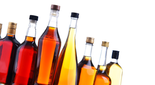 flaschen mit verschiedenen alkoholischen getraenken