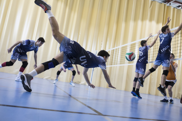 mannspringen waehrend eines volleyballspiels