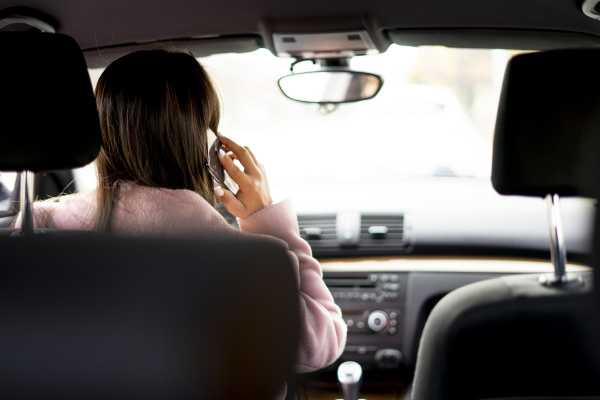 geschaeftsfrau mit smartphone im auto