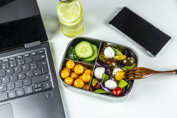 laptop smartphone limonadeflasche und lunchbox mit