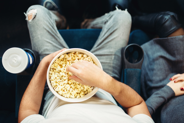 maennliche person mit popcorn im kino