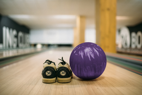bowlingball und hausschuhe auf bahn nahaufnahme