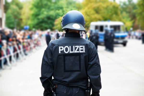 deutscher polizist bei oeffentlichem protest