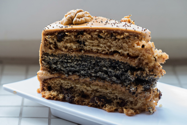 Ein Stück Kuchen mit Kondensmilch auf dem Teller - Stockfoto #28162563 ...