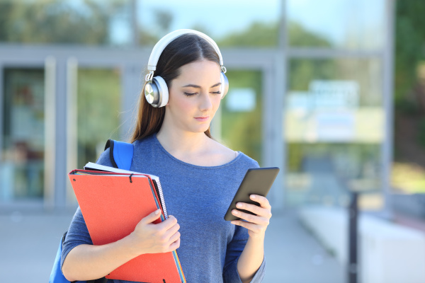student maedchen traegt headset spielen musik