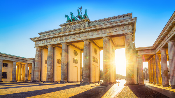 das beruehmte brandenburger tor beim sonnenaufgang
